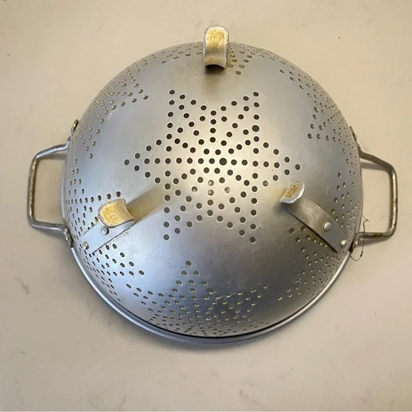 Mirro Aluminum Colander with Star Design - Picture 2 of 9